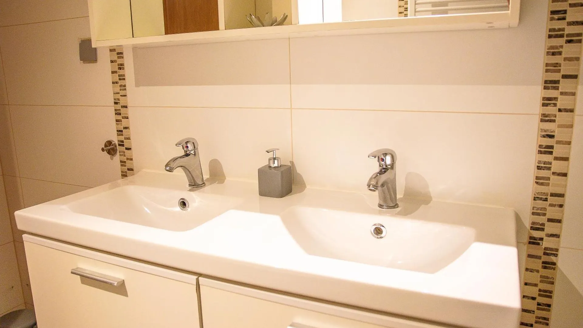 アパート Archimede Guest House ブリュッセル
